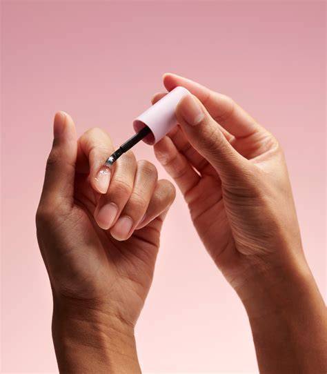 Nagelriemolie aanbrengen met kwastje