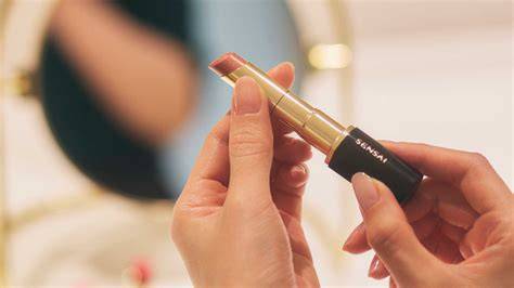 Glanslipstick aanbrengen op lippen met rimpels