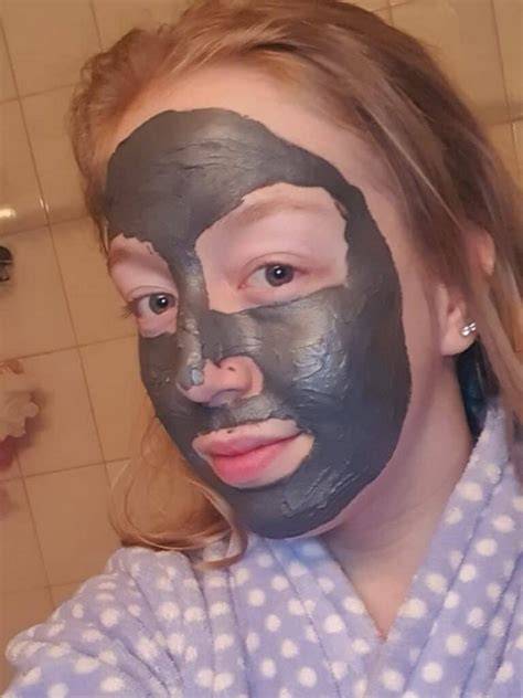 Acne masker met klei en houtskool