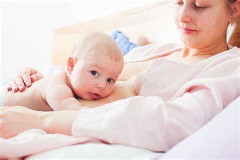 achteroverleunende borstvoedingshouding moeder baby